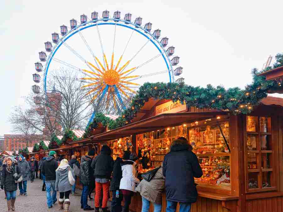 ferries-wheel-rotes-rathaus