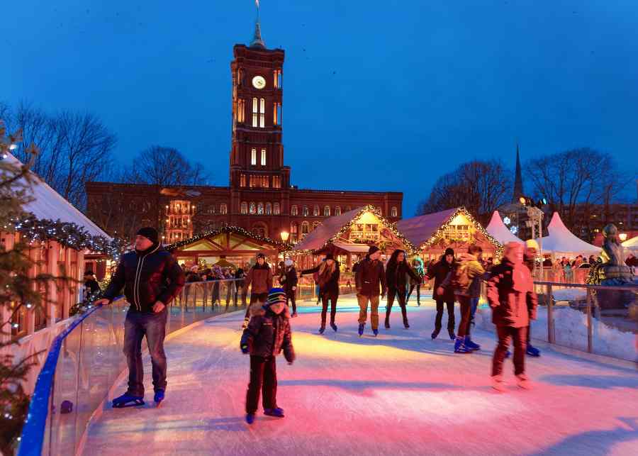 ice-skating-rotes-rathaus