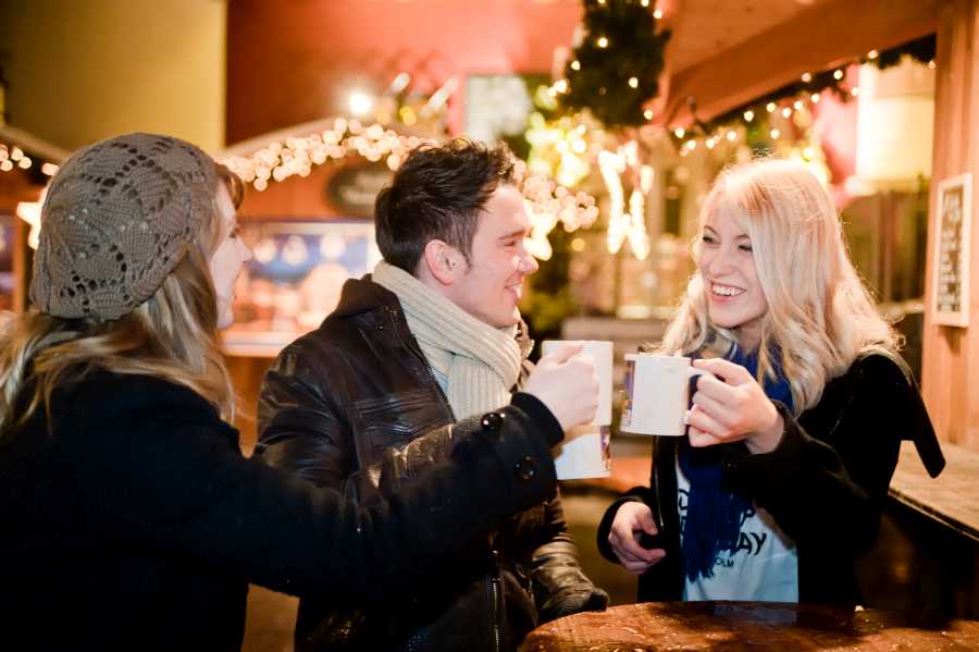 people-drinking-in-munich