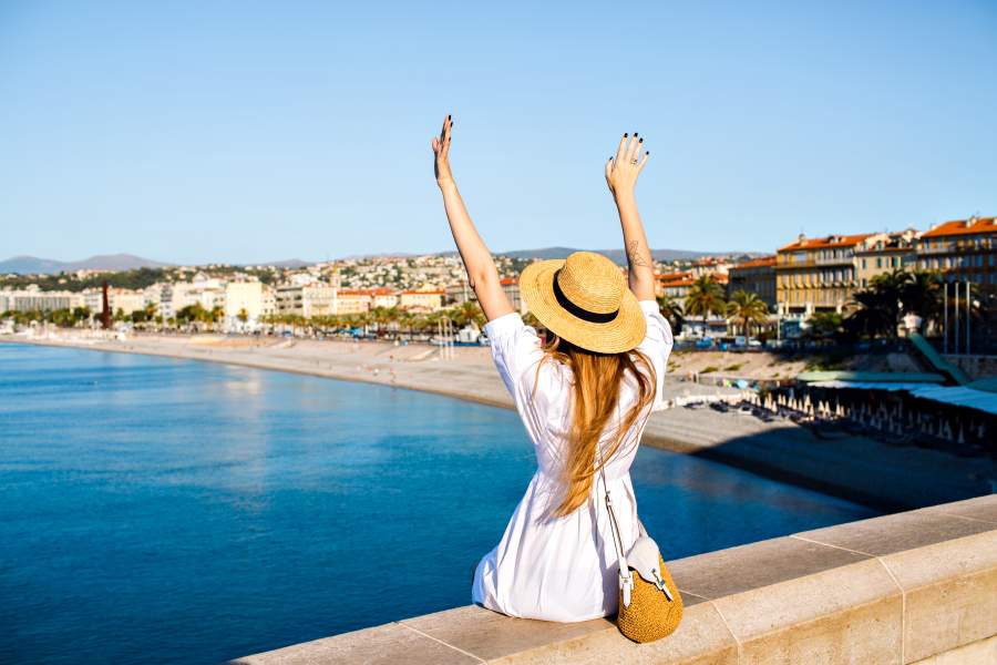 tourists-in-nice-france