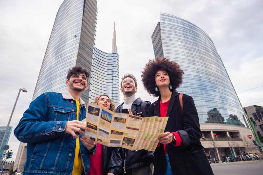 tourists-in-milan